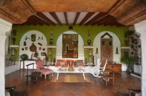 Fachada del Jardín Borda y visitantes recorriendo los museos de Cuernavaca en un día soleado.