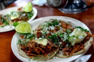 tacos al pastor en Cuernavaca servidos en taquerías tradicionales con más de tres décadas de historia