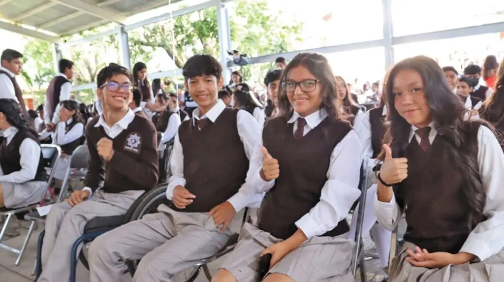 Estudiantes de secundaria en Morelos participan en actividades del Programa CALMÉCAC para prevenir adicciones y promover bienestar.