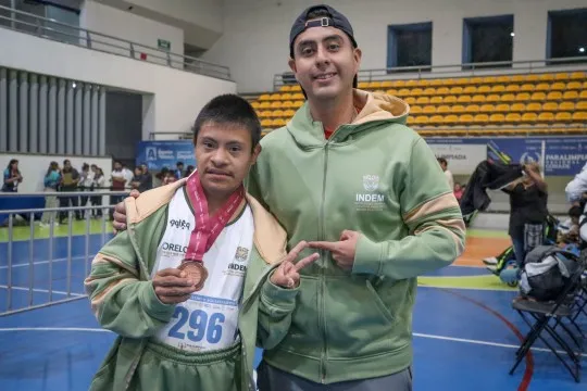 Medallas paratletismo Morelos con atletas adaptados compitiendo en lanzamiento de jabalina y disco durante justa nacional
