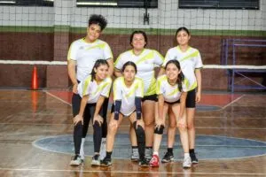 jóvenes deportistas participan en el Torneo de Voleibol Morelos durante su ceremonia inaugural
