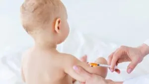 Personal de salud en Morelos aplica vacuna contra la tos ferina en jornada de prevención estatal.