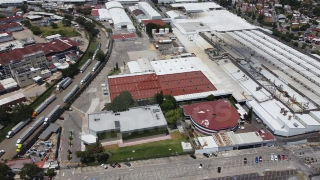 Panorámica de la zona industrial de Civac en Morelos con fábricas y camiones de carga.