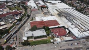 Panorámica de la zona industrial de Civac en Morelos con fábricas y camiones de carga.