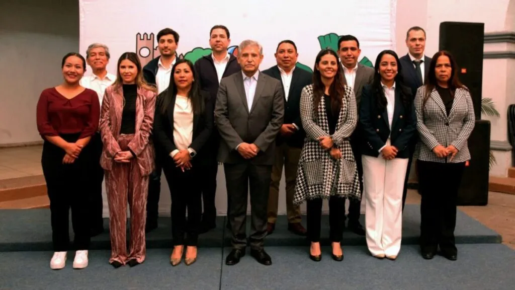 Vecinos observan la calle Santa Prisca tras decisión del Ayuntamiento de Cuernavaca de entregarla a una institución religiosa