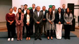 Vecinos observan la calle Santa Prisca tras decisión del Ayuntamiento de Cuernavaca de entregarla a una institución religiosa