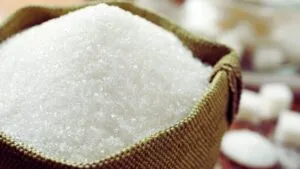 Sacos de azúcar en almacén industrial tras el anuncio de nuevos aranceles en México.