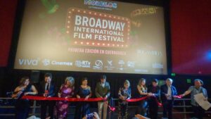 Escenario cultural del Broadway International Film Festival con visitantes y espacios turísticos en Morelos