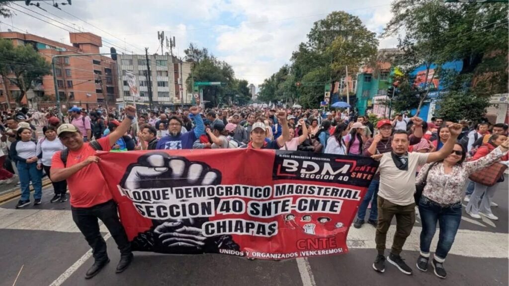 Manifestación de la CNTE frente a vallas y policías antimotines en el Zócalo durante jornada de protesta.