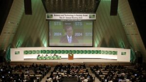 Foro internacional sobre ciencia y tecnología en Cuernavaca con ponentes y público reunido.