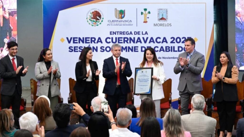 Acto institucional en Cuernavaca durante distinción a Margarita González Saravia en medio de tensiones políticas