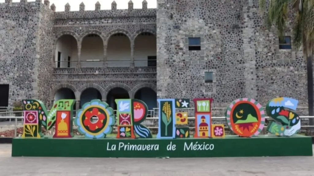 Contraste entre los discursos de innovación y la realidad de una ciudad deteriorada que se prepara para recibir un evento internacional.