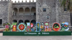 Contraste entre los discursos de innovación y la realidad de una ciudad deteriorada que se prepara para recibir un evento internacional.