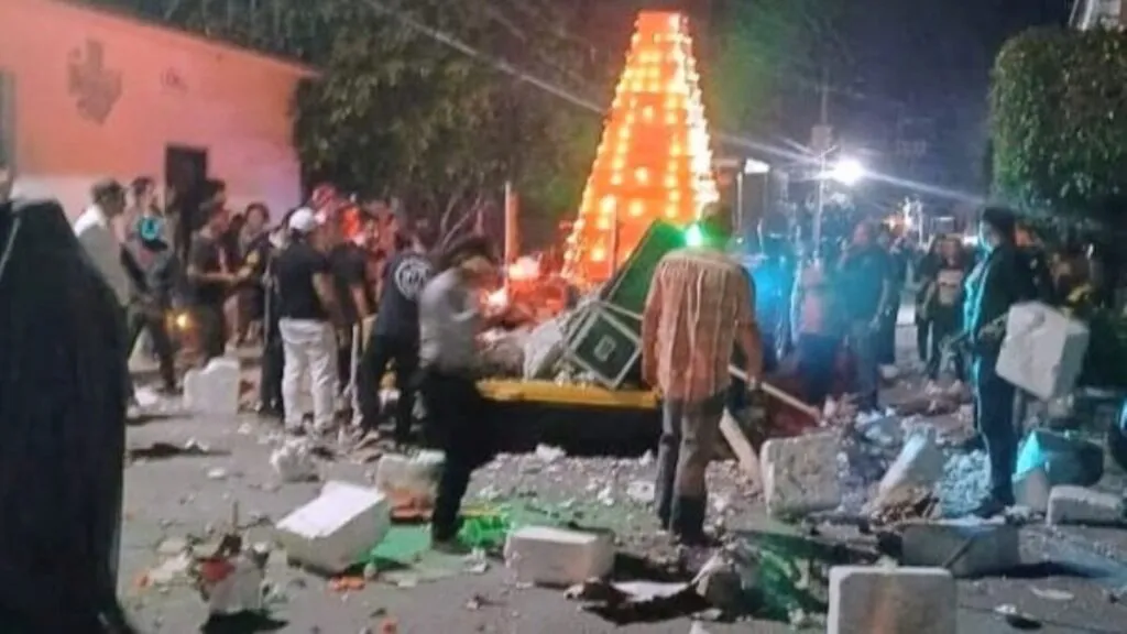 Carro alegórico con luces y pirotecnia durante desfile de Día de Muertos en Morelos.
