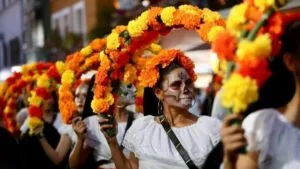 Altares coloridos y velas en una ofrenda tradicional del Día de Muertos en Morelos.