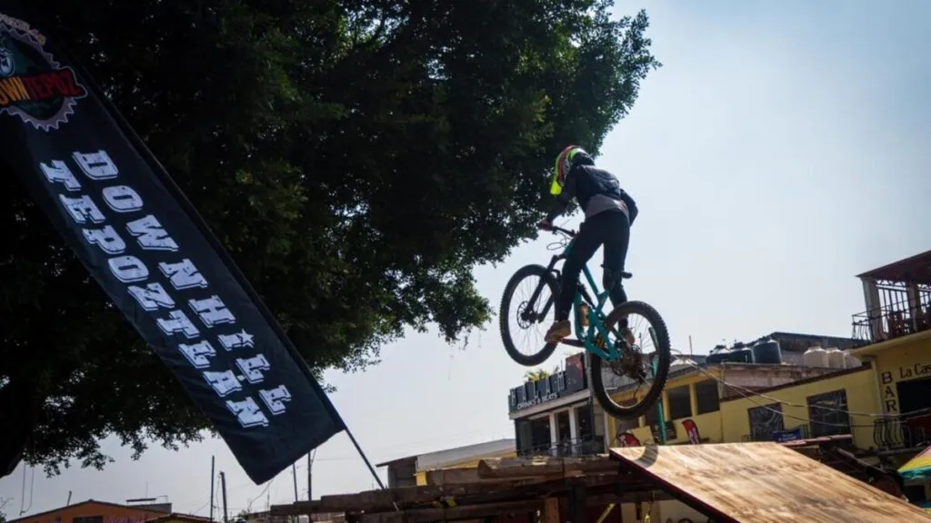 Corredores en Down Tepoz 2025 avanzan por calles históricas de Tepoztlán durante evento de turismo deportivo en Morelos.