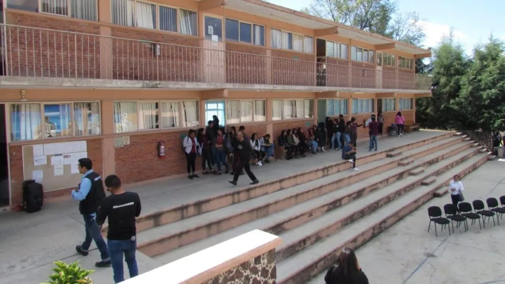 Estudiantes de primaria en Morelos llegan abrigados a clases tras ajuste de horarios por bajas temperaturas.