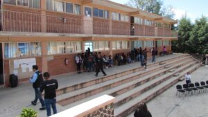Estudiantes de primaria en Morelos llegan abrigados a clases tras ajuste de horarios por bajas temperaturas.