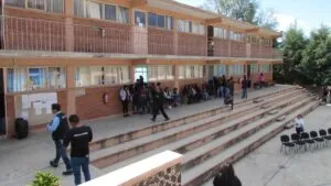 Estudiantes de primaria en Morelos llegan abrigados a clases tras ajuste de horarios por bajas temperaturas.