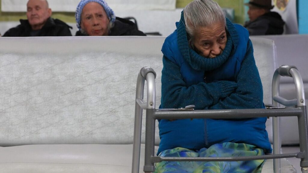 Gráfico conceptual sobre esperanza de vida y acceso a servicios médicos en México según datos de la OCDE.