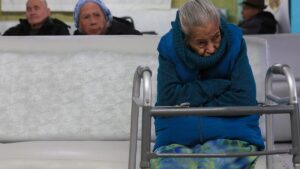 Gráfico conceptual sobre esperanza de vida y acceso a servicios médicos en México según datos de la OCDE.