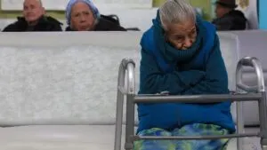 Gráfico conceptual sobre esperanza de vida y acceso a servicios médicos en México según datos de la OCDE.