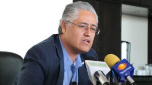 Alejandro Vera Jiménez es trasladado tras su detención por presuntos vínculos con la Estafa Maestra en Morelos.