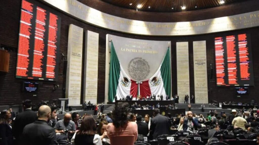 Escenario institucional que refleja el debate legislativo sobre extorsión ante el aumento del delito en México.