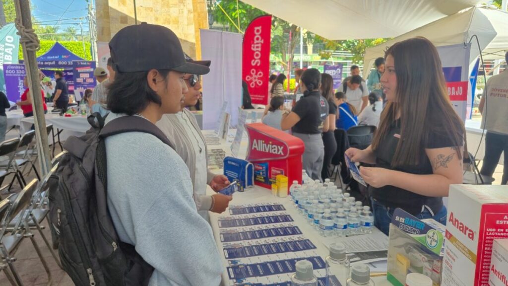 Asistentes recorren módulos de una Feria de empleo en Morelos con empresas ofreciendo vacantes