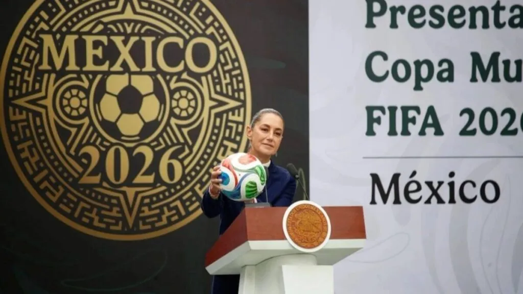 Funcionarios de la FIFA y del gobierno mexicano anuncian avances del Mundial 2026 en una conferencia en Los Pinos.