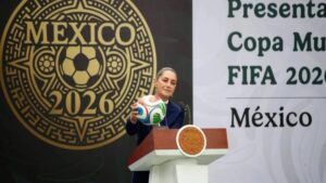 Funcionarios de la FIFA y del gobierno mexicano anuncian avances del Mundial 2026 en una conferencia en Los Pinos.