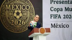 Funcionarios de la FIFA y del gobierno mexicano anuncian avances del Mundial 2026 en una conferencia en Los Pinos.