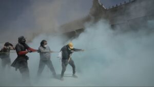 Multitud marchando en México inspirada por Generación z contra la violencia y el uso excesivo de fuerza