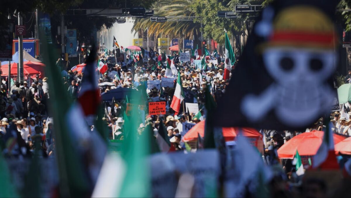 Multitud encabezada por Generación Z marchando en protesta pacífica por justicia y seguridad a lo largo de las calles