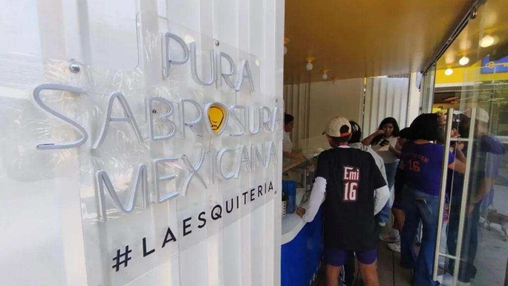 Vaso de esquites con chile, queso y limón en una mesa colorida de Cuernavaca.