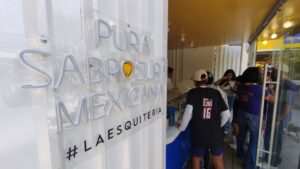 Vaso de esquites con chile, queso y limón en una mesa colorida de Cuernavaca.