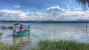 Participantes reunidos en la Laguna de Coatetelco durante actividad turística deportiva en Morelos