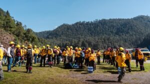 Brigadistas trabajando en Lagunas de Zempoala para prevenir incendios y proteger el Bosque de Agua