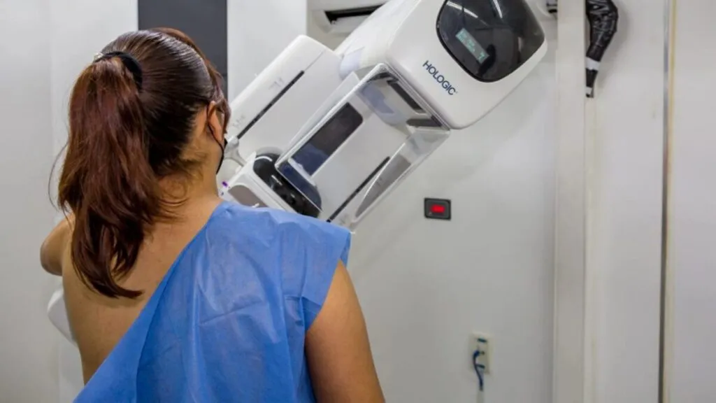 Mujeres de Morelos acuden a unidades móviles de mastografía gratuita impulsadas por la Secretaría de Salud.