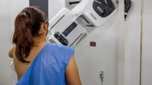 Mujeres de Morelos acuden a unidades móviles de mastografía gratuita impulsadas por la Secretaría de Salud.