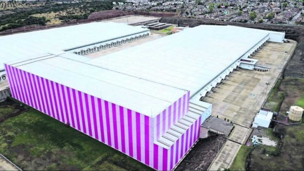 Fachada de la Megafarmacia del Bienestar en Huehuetoca, Estado de México, con enfoque en la falta de transparencia gubernamental.