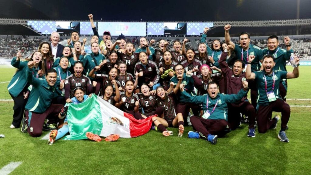 Valentina Murrieta levanta los brazos tras la victoria de México sobre Brasil en el Mundial Femenil Sub-17.