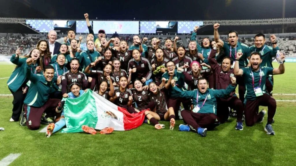 Valentina Murrieta levanta los brazos tras la victoria de México sobre Brasil en el Mundial Femenil Sub-17.