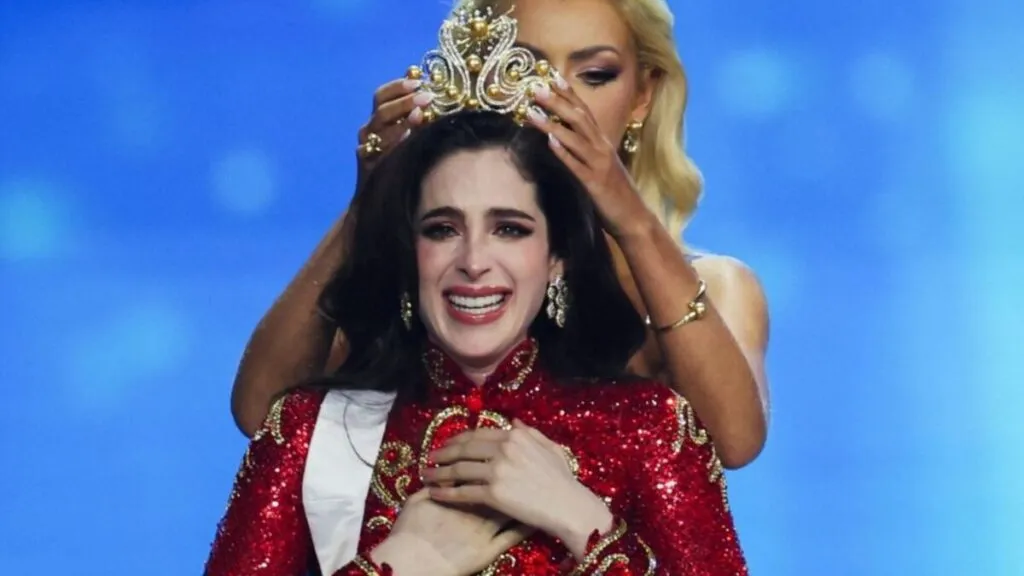 Fátima Bosch celebrando Miss Universo 2025 con luz escénica y ambiente festivo