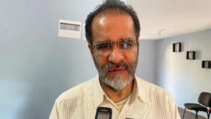 René Bejarano durante un evento político, símbolo del retorno de viejas figuras a la vida pública bajo Morena.