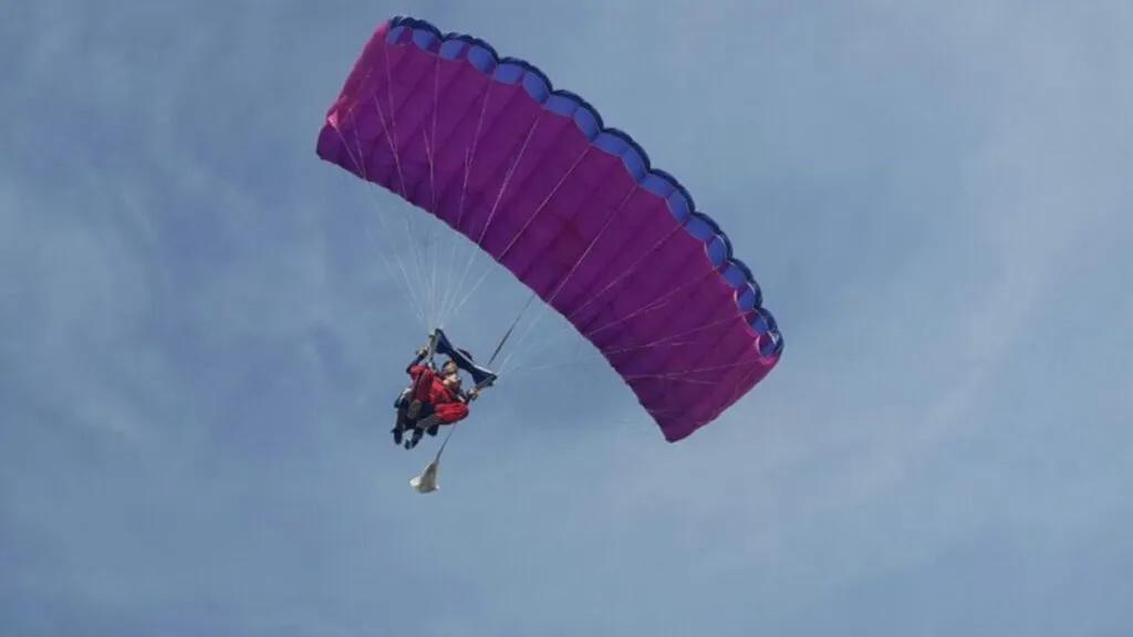 Servicios de emergencia en la zona de Tequesquitengo tras el accidente de paracaídas de una turista canadiense.