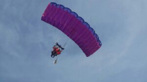 Servicios de emergencia en la zona de Tequesquitengo tras el accidente de paracaídas de una turista canadiense.