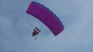 Servicios de emergencia en la zona de Tequesquitengo tras el accidente de paracaídas de una turista canadiense.