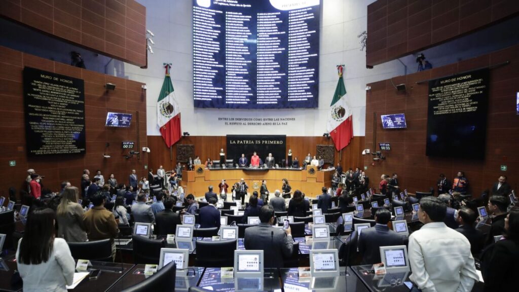 Sesión legislativa en México durante aprobación de ley contra extorsión con enfoque en seguridad pública