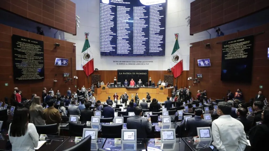 Sesión legislativa en México durante aprobación de ley contra extorsión con enfoque en seguridad pública